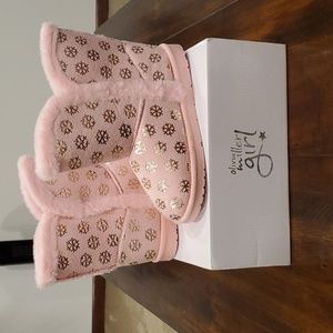 Adorable girls pink snow boots with gold snowflakes.